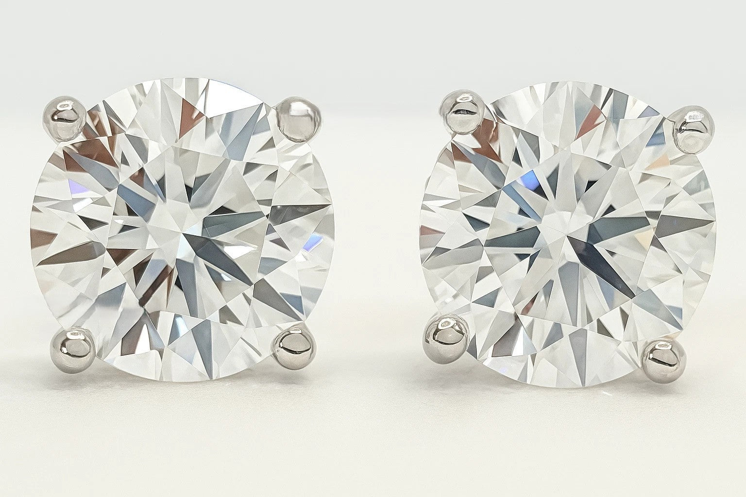 IGI Certified 2.00Ct F/VS1 Lab Grown Diamond Stud Earrings 14K WHITE Gold Screw