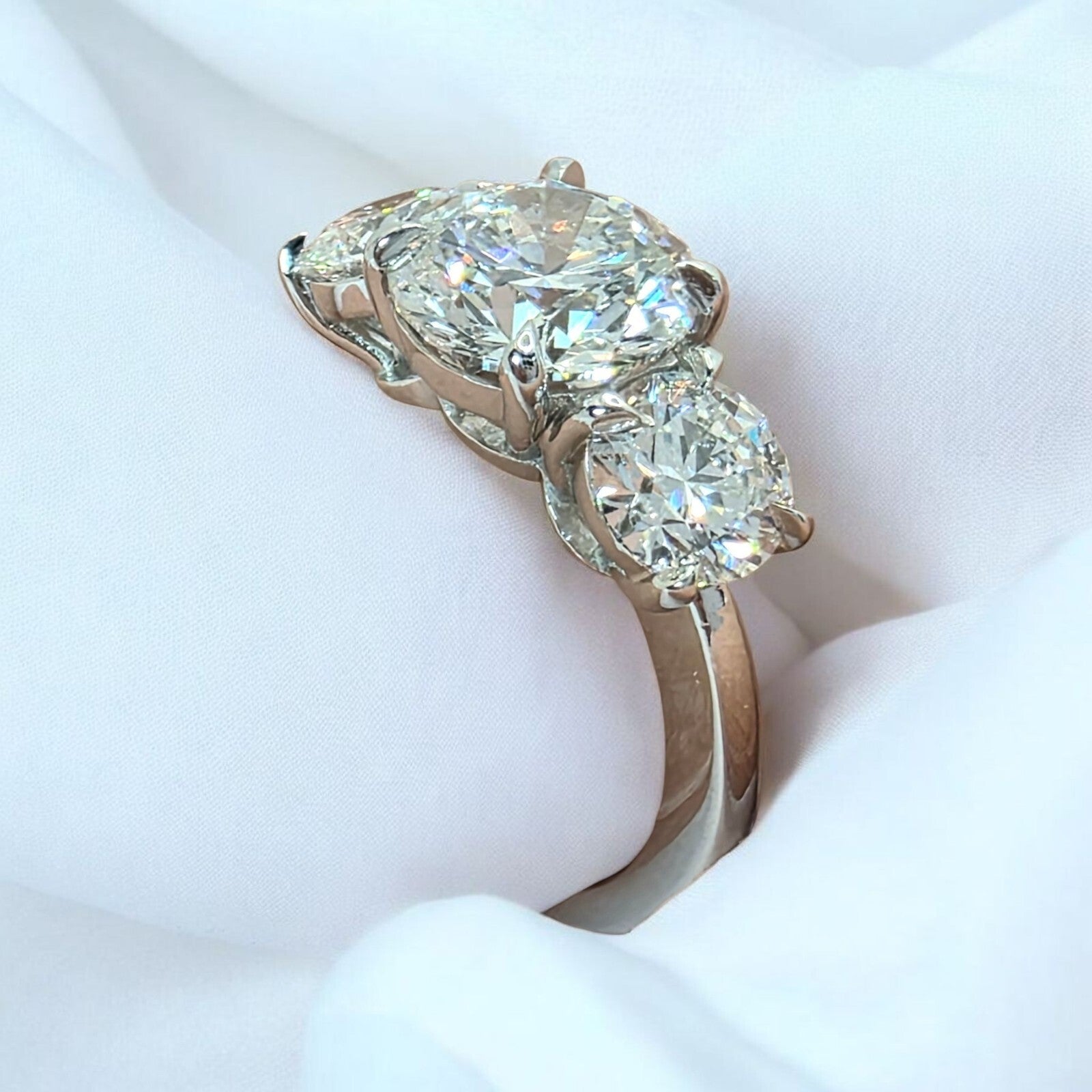 5.00 CT E VS1 Lab Grown Round Cut Diamond Three Stone Engagement Ring IGI Plat