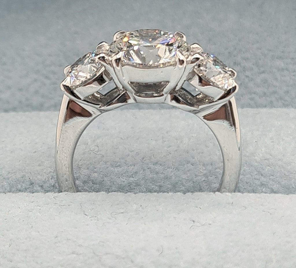 5.00 CT E VS1 Lab Grown Round Cut Diamond Three Stone Engagement Ring IGI 14k
