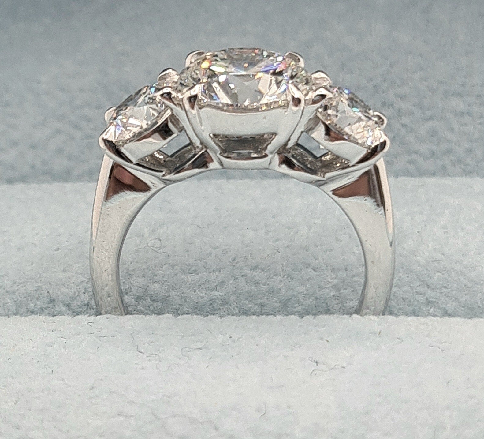 5.00 CT E VS1 Lab Grown Round Cut Diamond Three Stone Engagement Ring IGI 14k